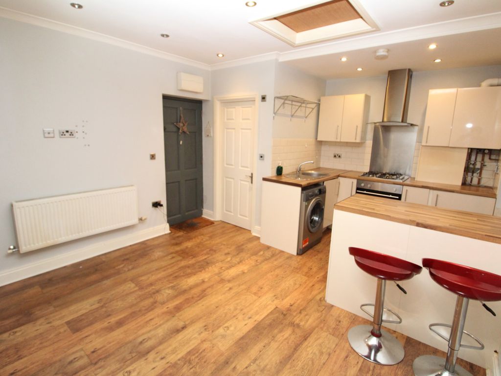 2 bed flat to rent in Eltham High Street, London SE9, £1,650 pcm