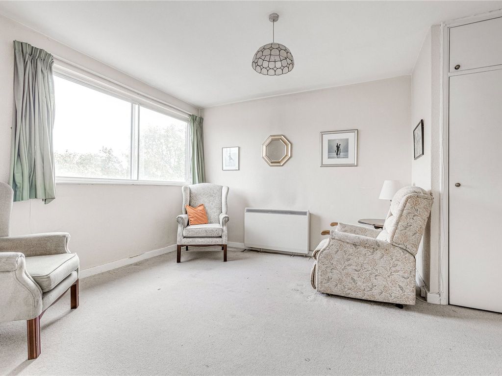 1 bed flat for sale in St Mary Le Park Court, Park Gate Road SW11, £400,000