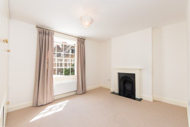 2 bed property to rent in Upper Cheyne Row, London SW3, £3,900 pcm
