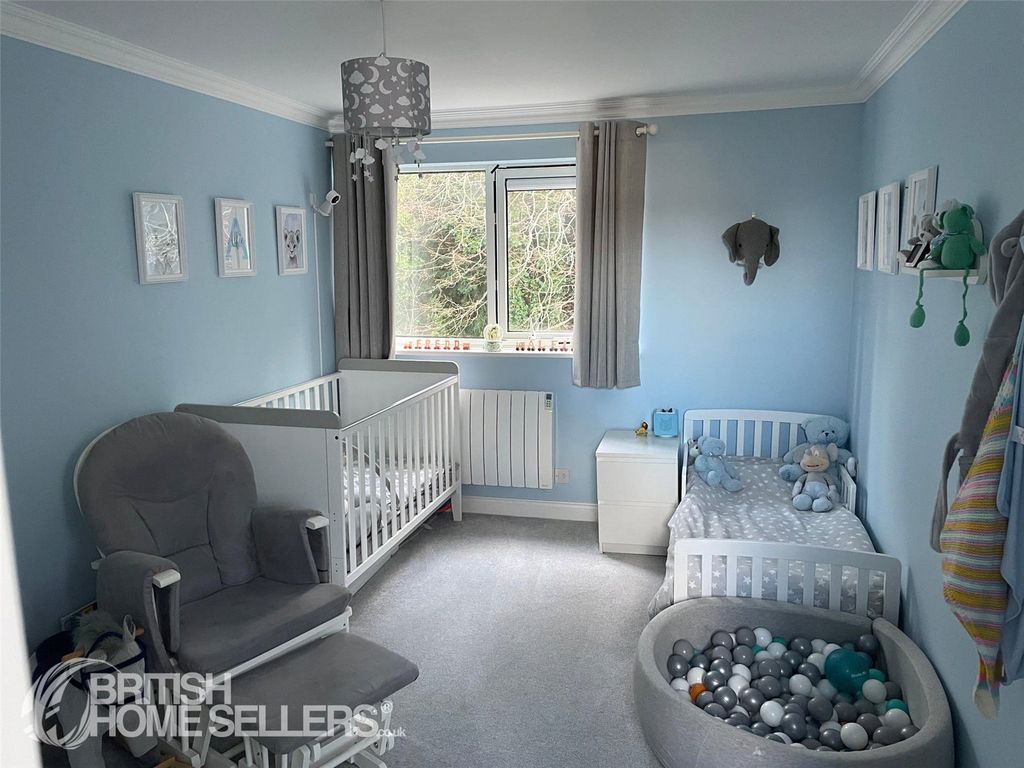 2 bed flat for sale in Sunningvale Avenue, Biggin Hill, Westerham TN16, £290,000