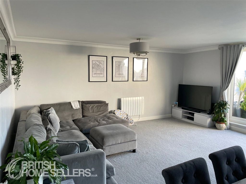 2 bed flat for sale in Sunningvale Avenue, Biggin Hill, Westerham TN16, £290,000