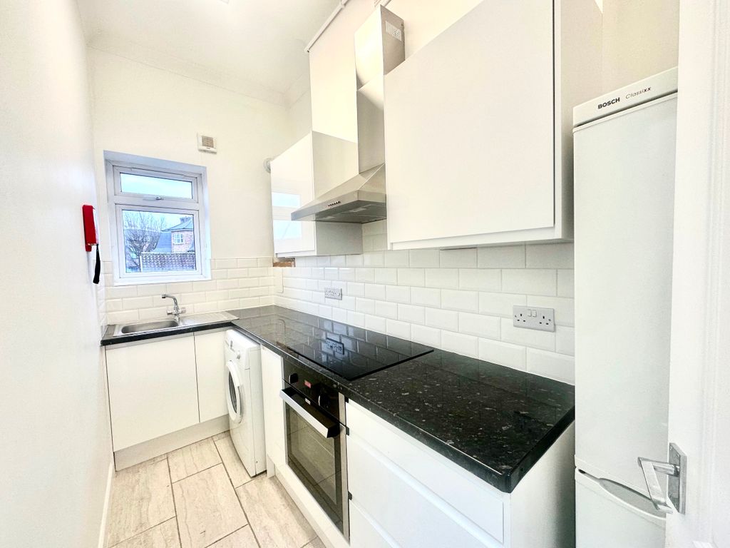 2 bed flat to rent in Eversholt Street, London NW1, £2,600 pcm