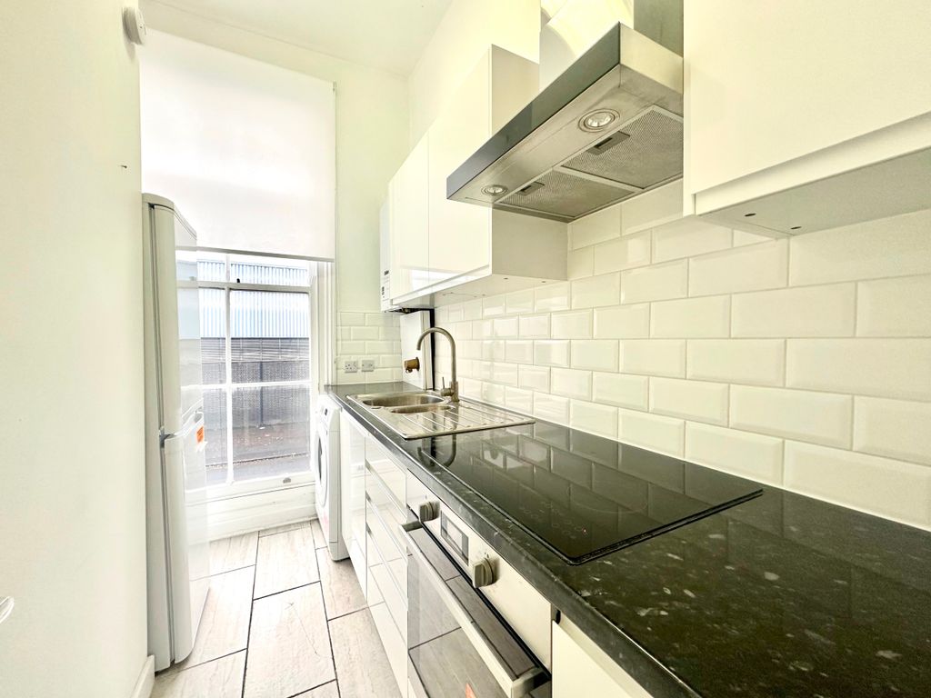 2 bed flat to rent in Eversholt Street, London NW1, £2,600 pcm