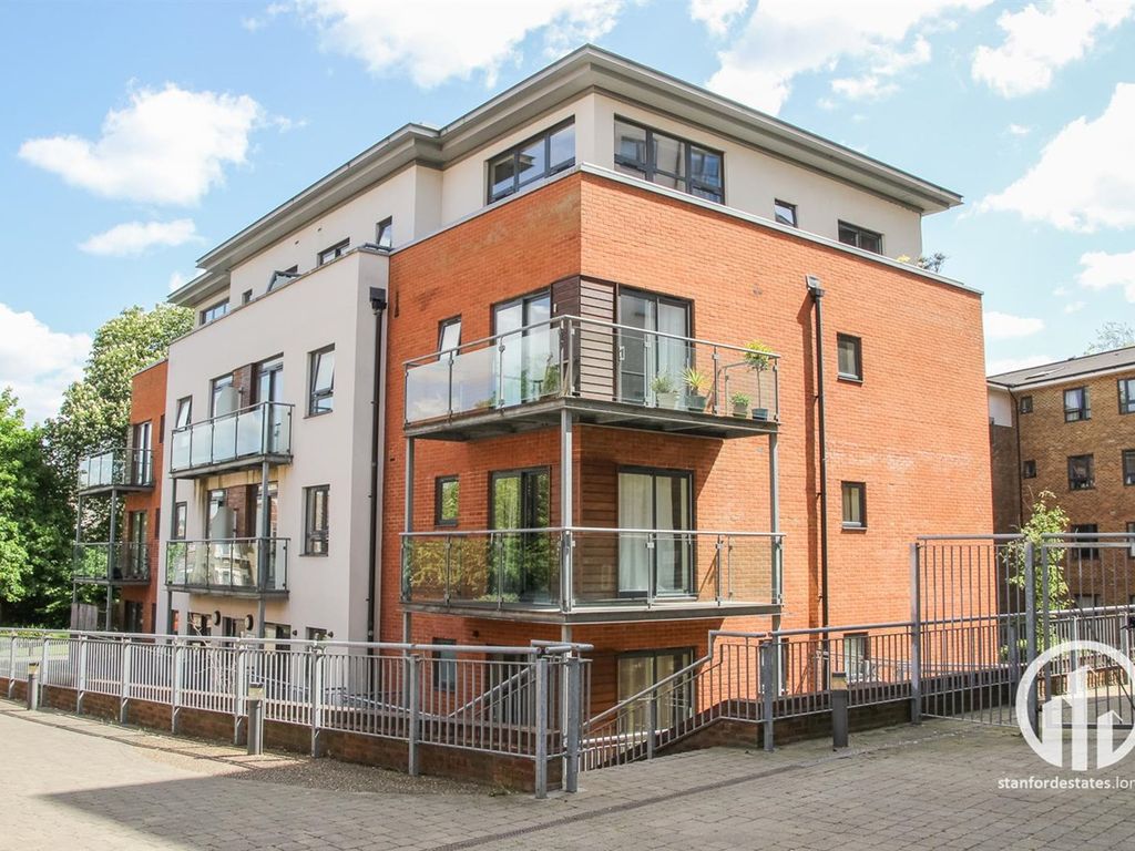 1 bed flat for sale in Hither Green Lane, London SE13, £279,950