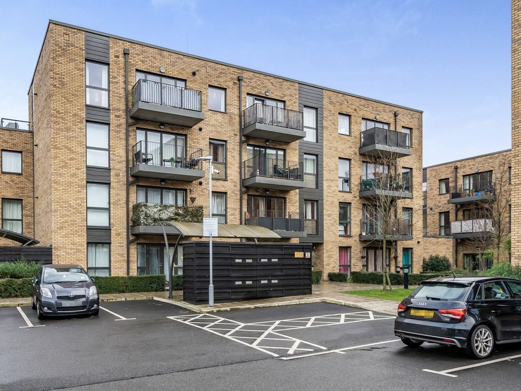 2 bed flat for sale in Viceroy House, 6 Old Barn Lane, Kenley CR8, £108,000