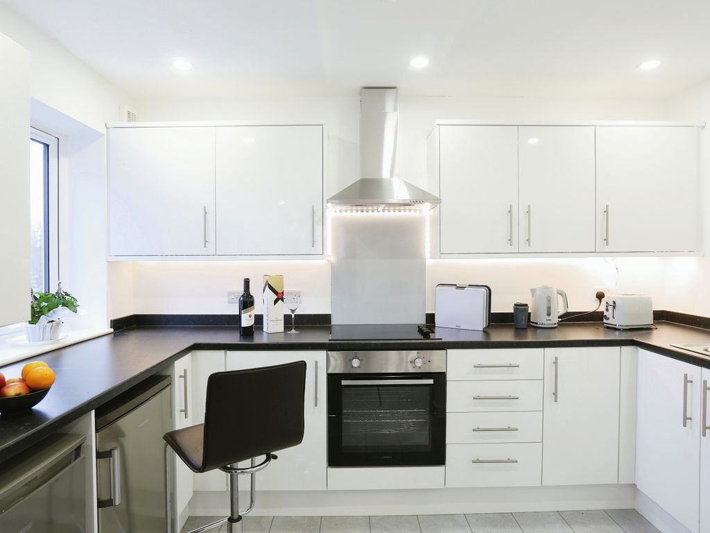 2 bed flat for sale in Poplar Vale, Northwich CW8, £150,000