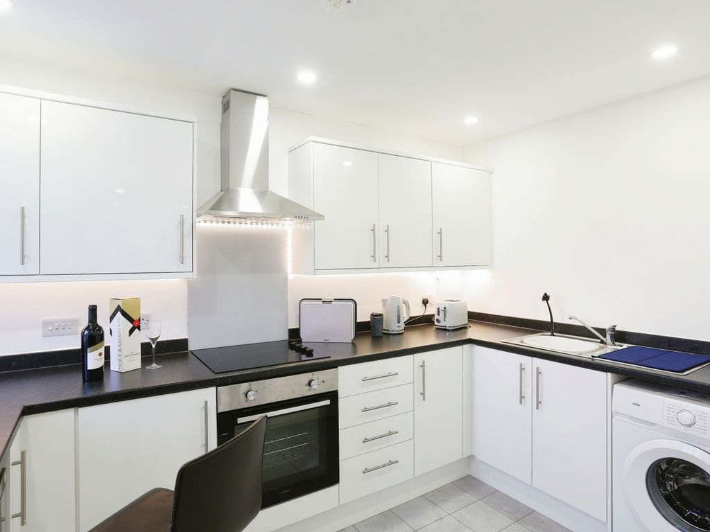 2 bed flat for sale in Poplar Vale, Northwich CW8, £150,000