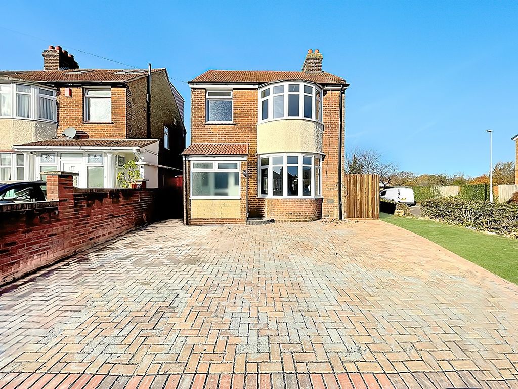 3 bed detached house to rent in Turners Road North, Luton, Bedfordshire LU2, £1,800 pcm
