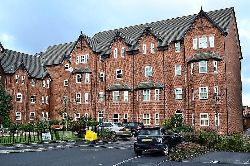 2 bed flat to rent in New Copper Moss, Altrincham WA15, £1,100 pcm