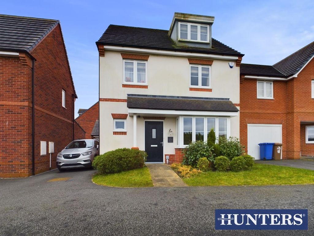 4 bed detached house for sale in Fernilee Close, Stoke-On-Trent ST6, £300,000