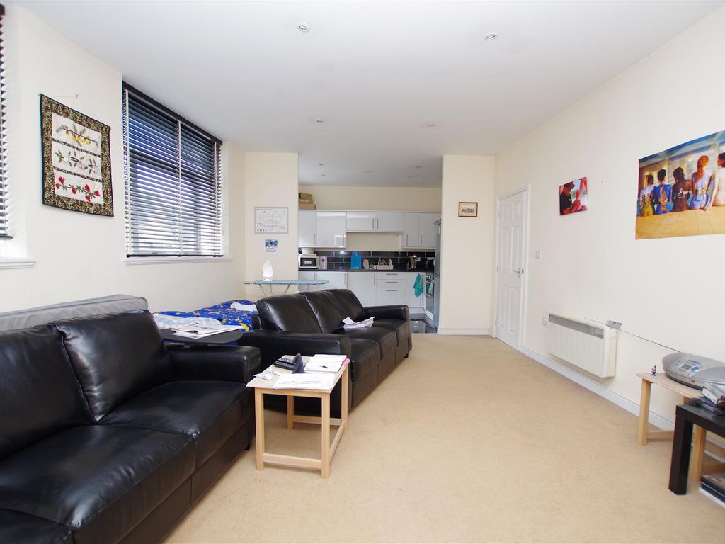 1 bed flat for sale in Commercial Road, Swindon SN1, £115,000
