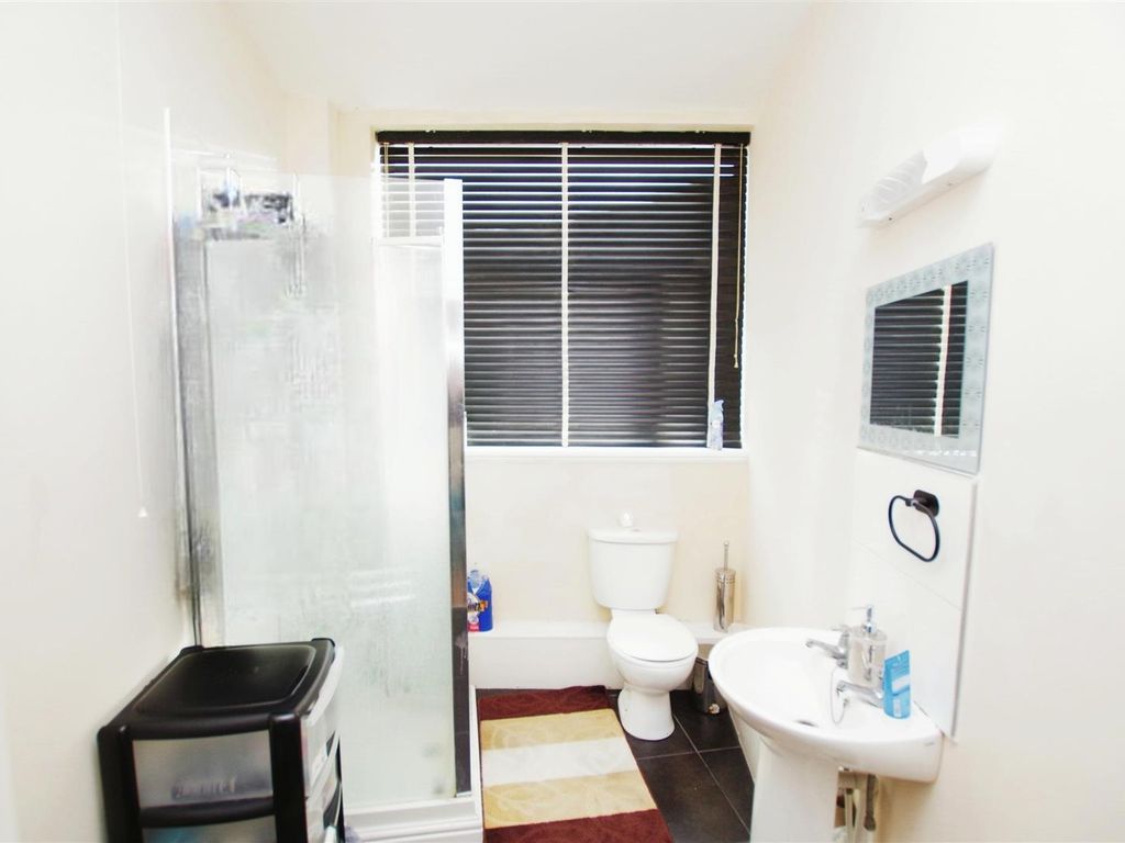 1 bed flat for sale in Commercial Road, Swindon SN1, £115,000