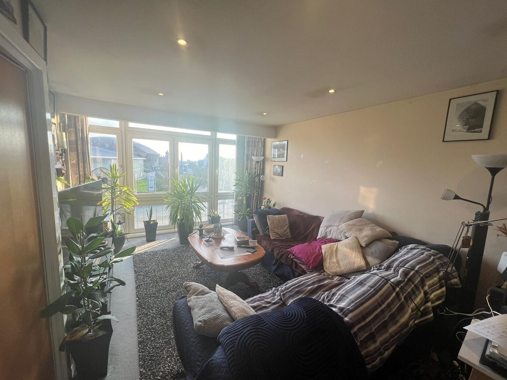 1 bed flat to rent in Ffordd Garthorne, Cardiff CF10, £1,100 pcm