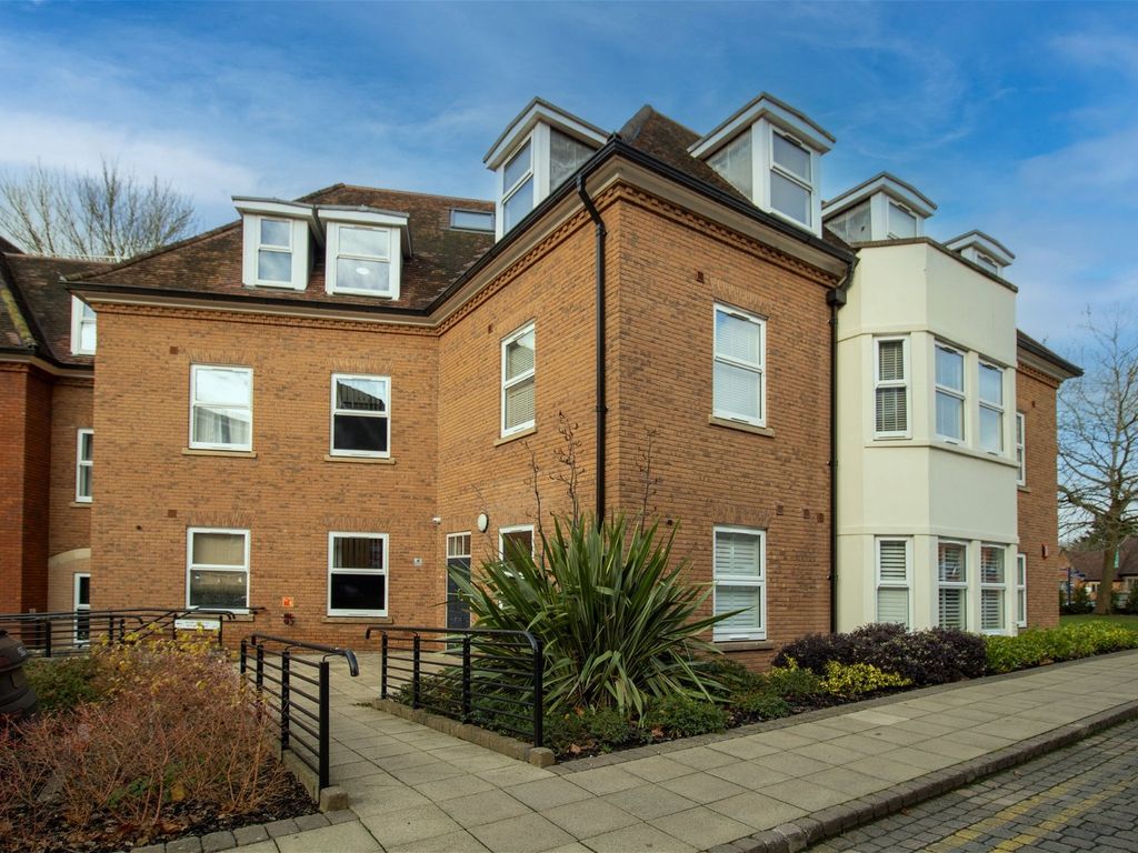 2 bed flat for sale in Homer Road, Solihull B91, £325,000