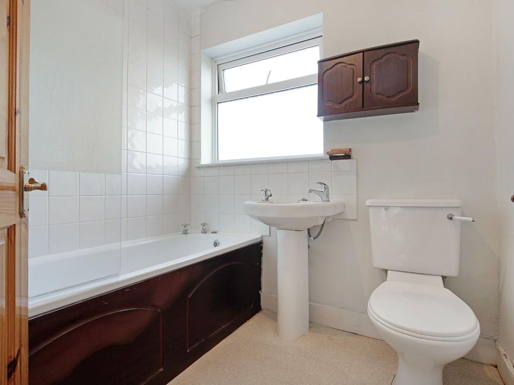 3 bed property for sale in Willow Close, Buckhurst Hill IG9, £600,000