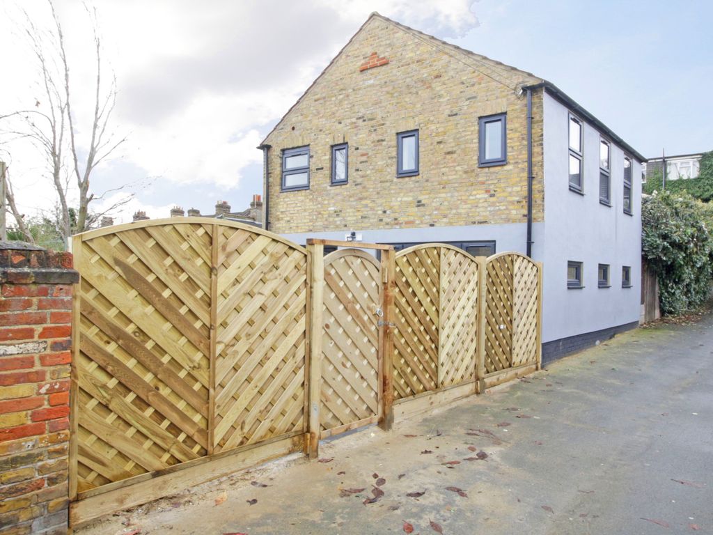 2 bed detached house for sale in Lenton Path, Plumstead SE18, £425,000