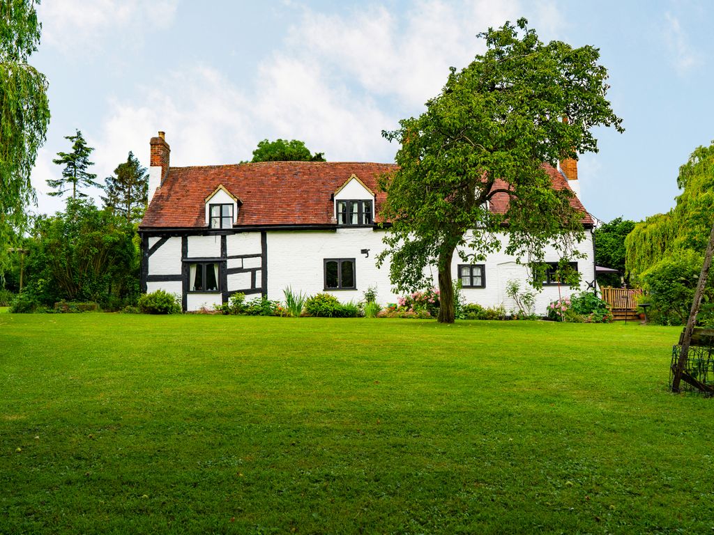 5 bed farmhouse for sale in Longdon, Tewkesbury GL20, £895,000