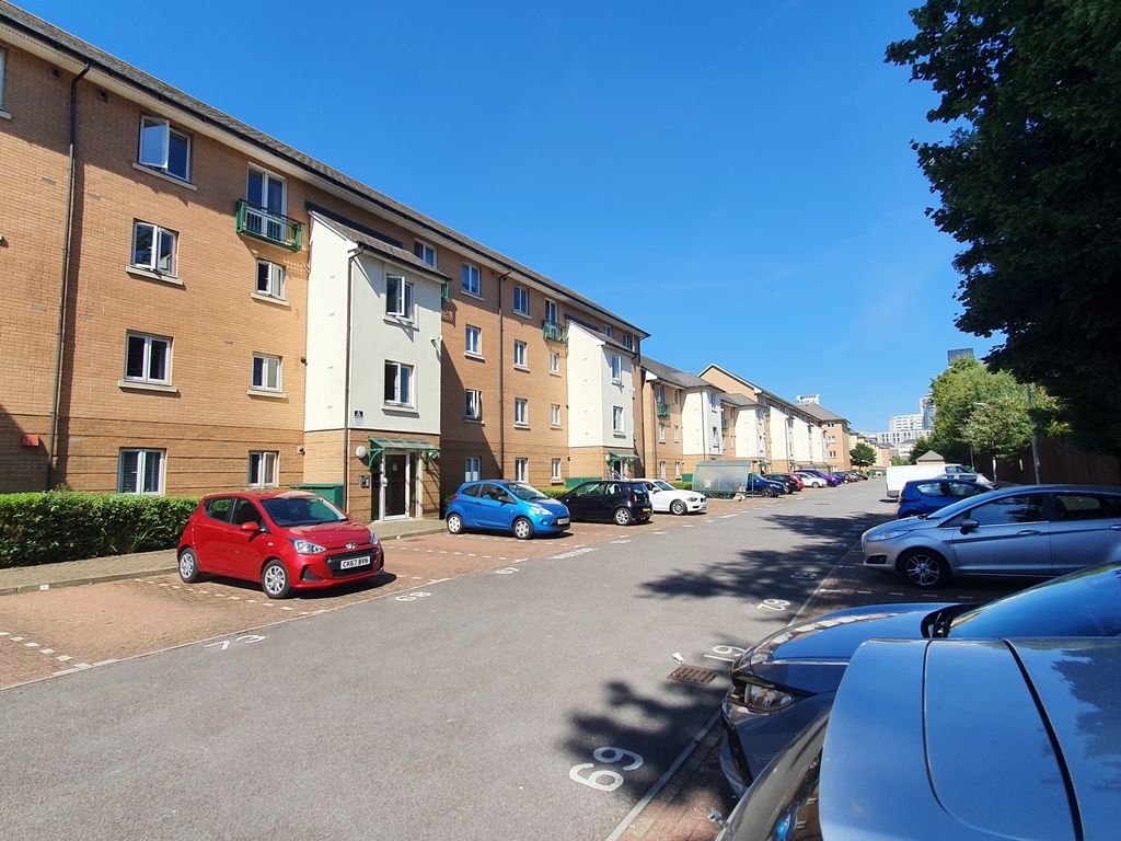 2 bed flat to rent in Vellacott Close, Cardiff CF10, £1,350 pcm
