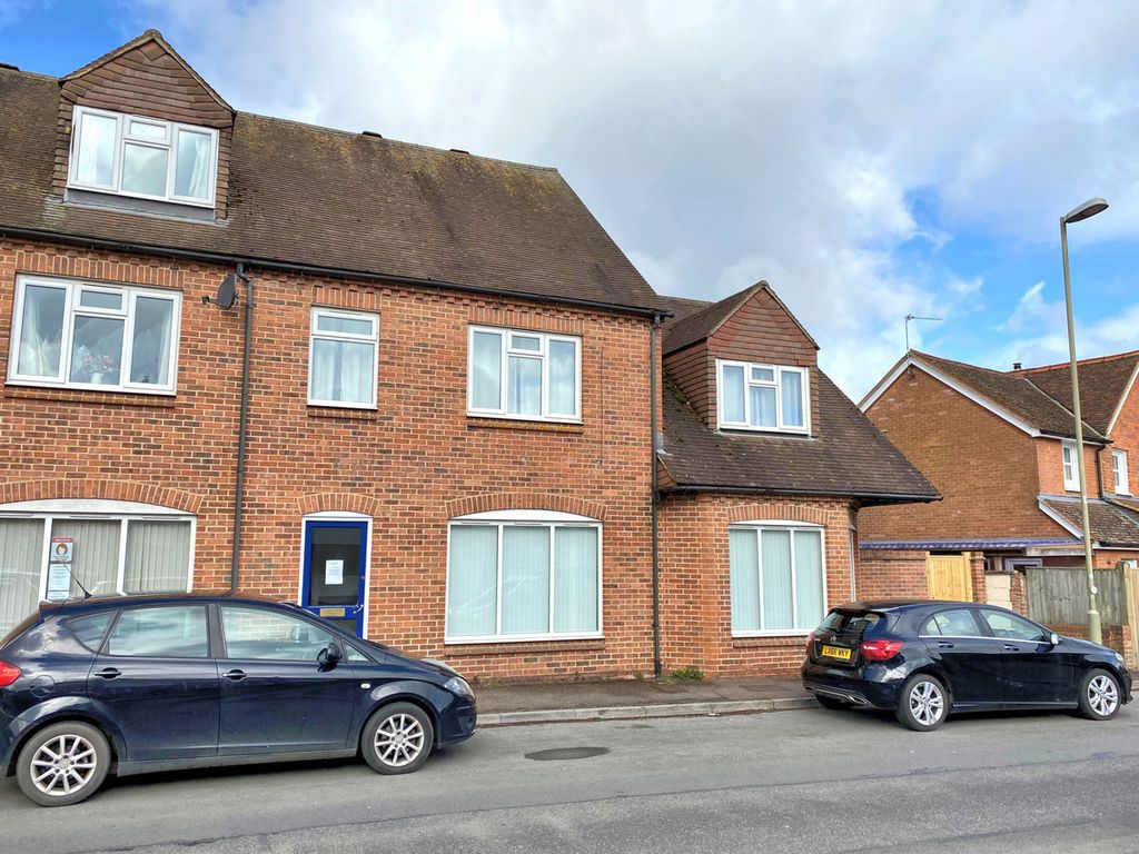 2 bed flat for sale in Honey Lane, Cholsey OX10, £250,000