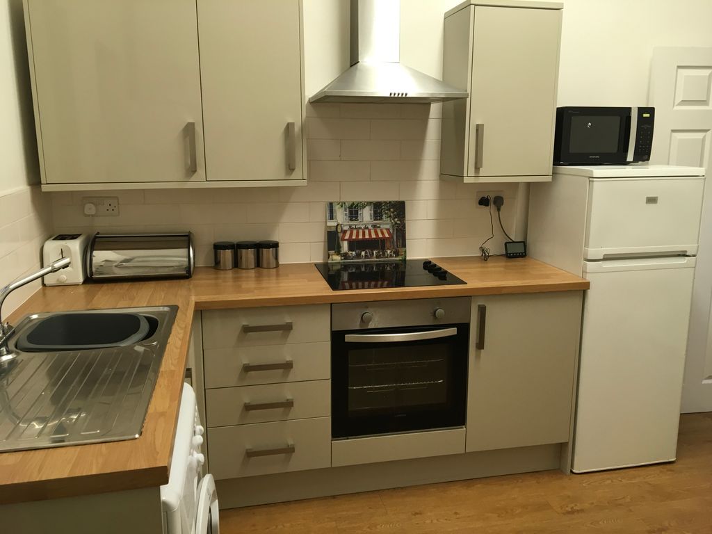 3 bed flat to rent in Glossop Road, Sheffield S10, £1,235 pcm