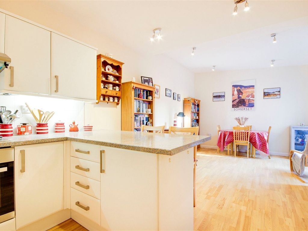 2 bed flat for sale in Third Avenue, London E12, £350,000
