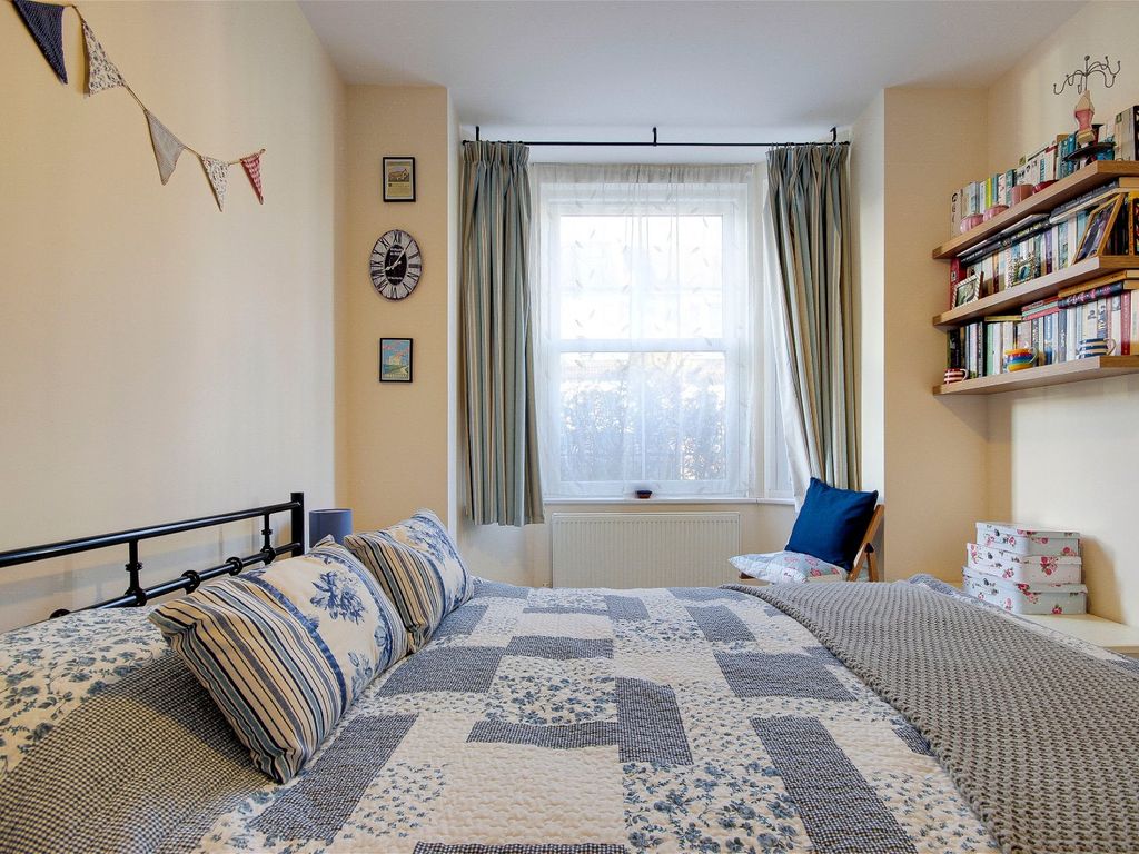 2 bed flat for sale in Third Avenue, London E12, £350,000