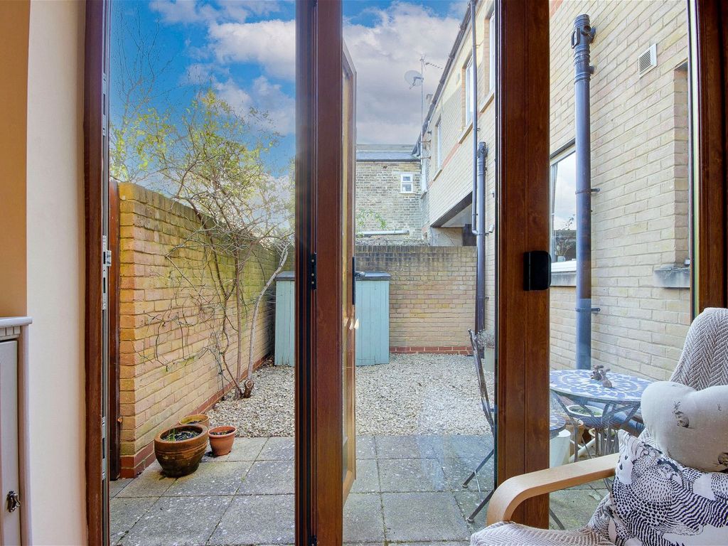 2 bed flat for sale in Third Avenue, London E12, £350,000