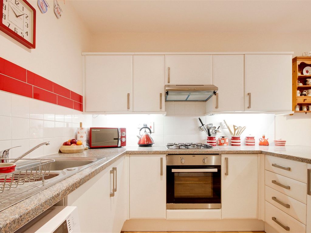 2 bed flat for sale in Third Avenue, London E12, £350,000