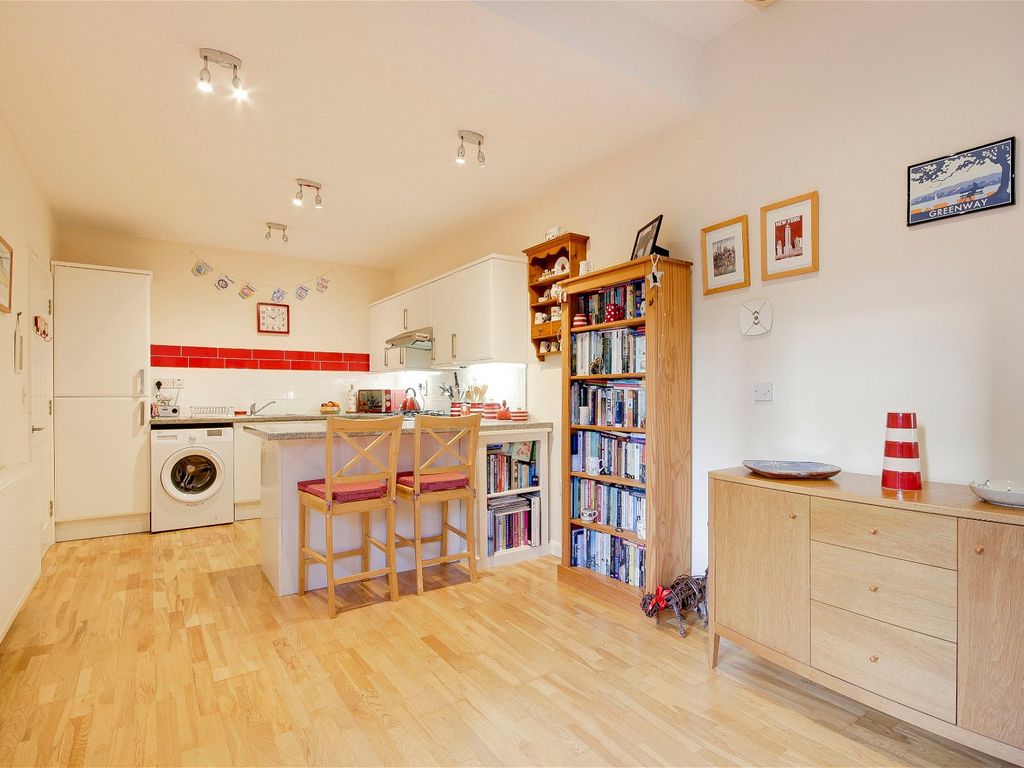 2 bed flat for sale in Third Avenue, London E12, £350,000