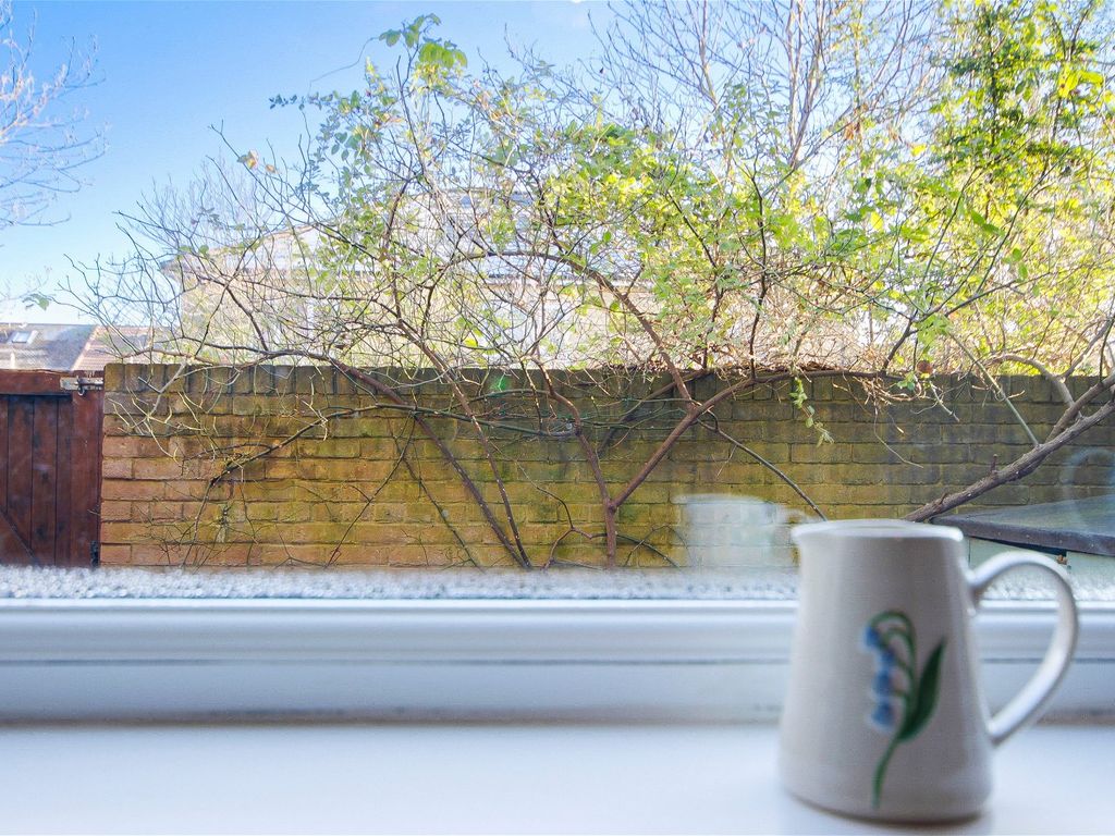 2 bed flat for sale in Third Avenue, London E12, £350,000