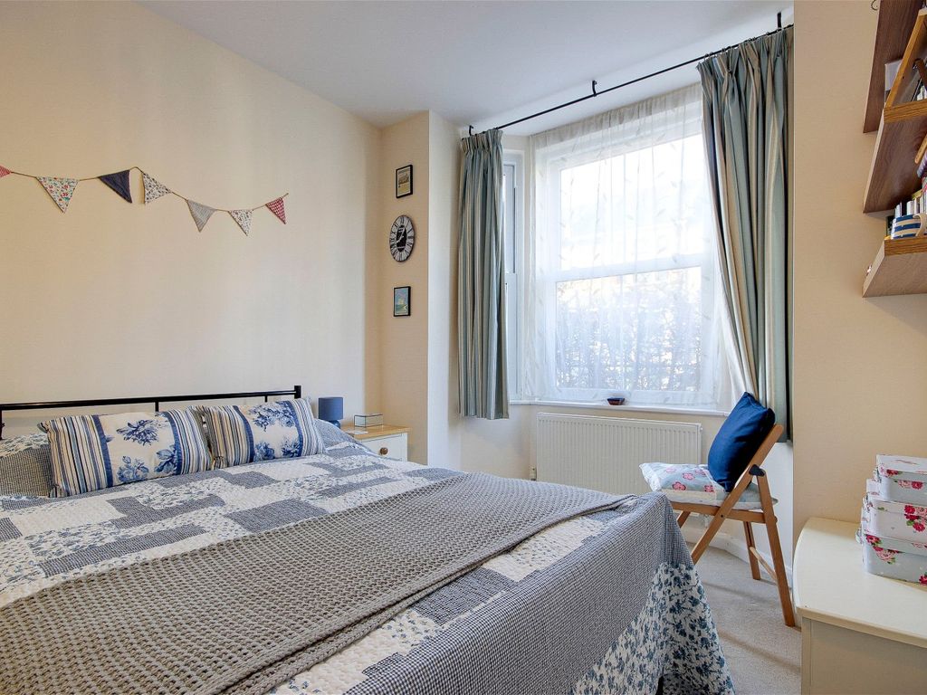 2 bed flat for sale in Third Avenue, London E12, £350,000