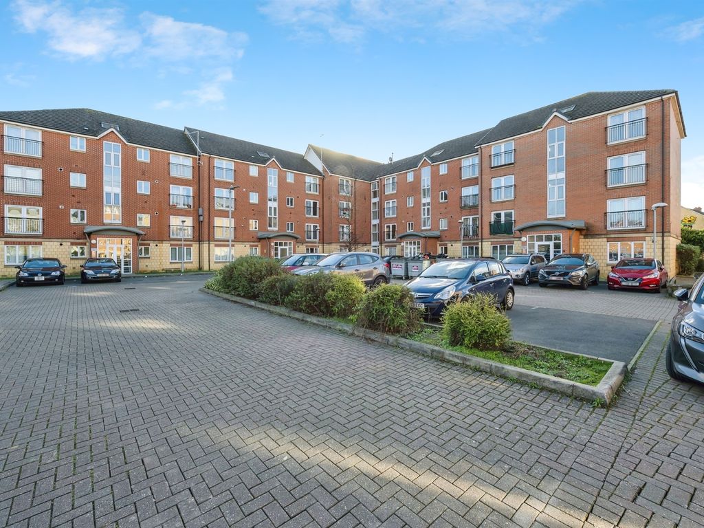 2 bed flat for sale in Balfour Close, Northampton NN2, £75,000