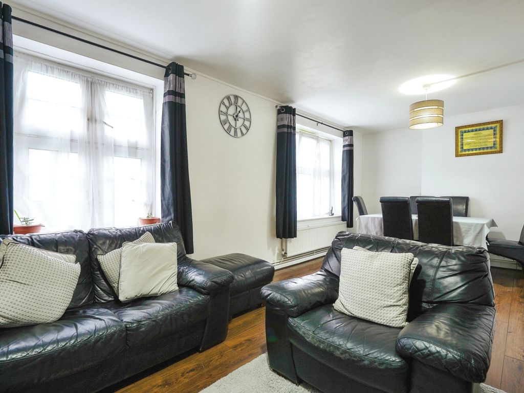 4 bed flat for sale in Sutton Street, London, London E1, £520,000