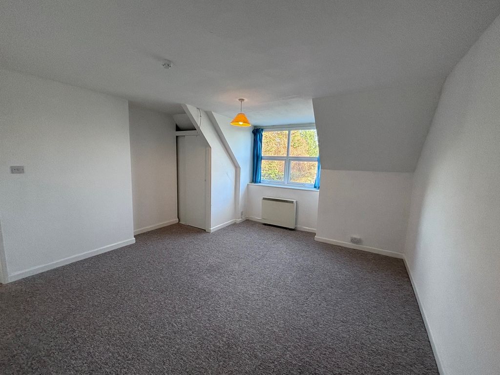 3 bed flat to rent in The Park, Yeovil BA20, £925 pcm