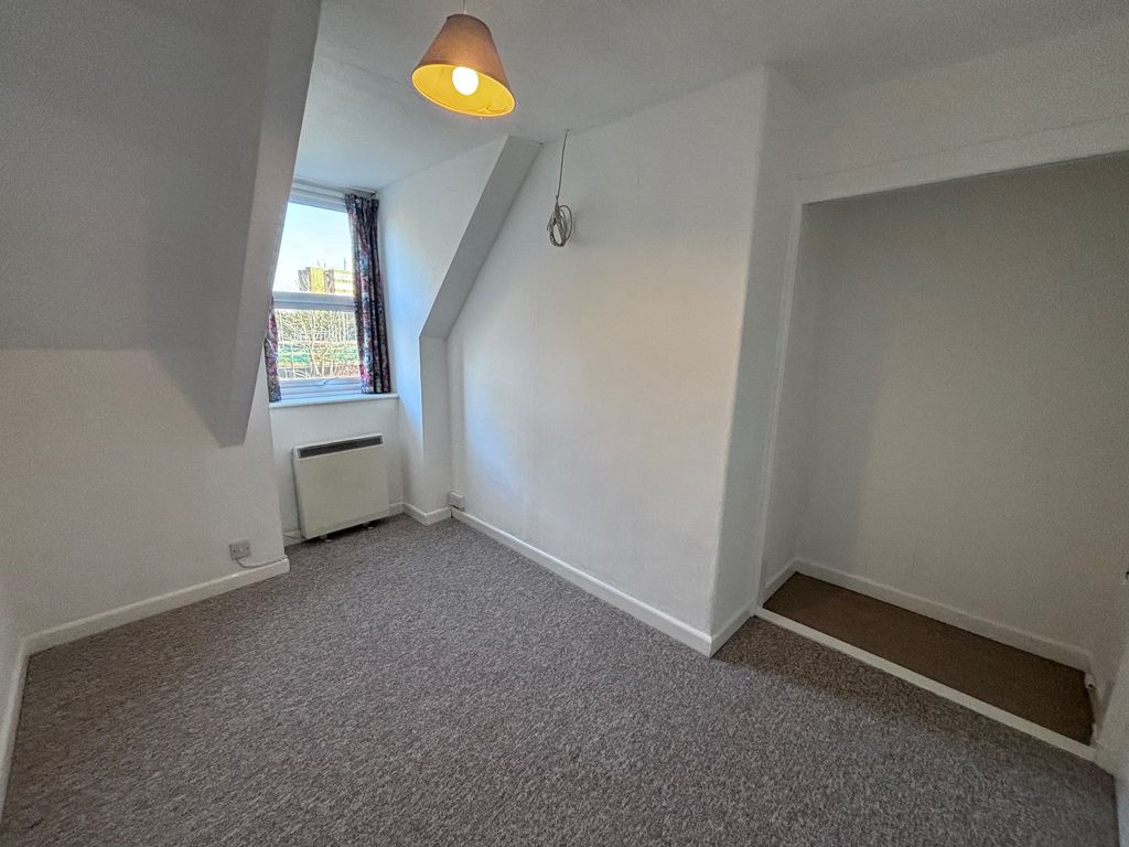 3 bed flat to rent in The Park, Yeovil BA20, £925 pcm