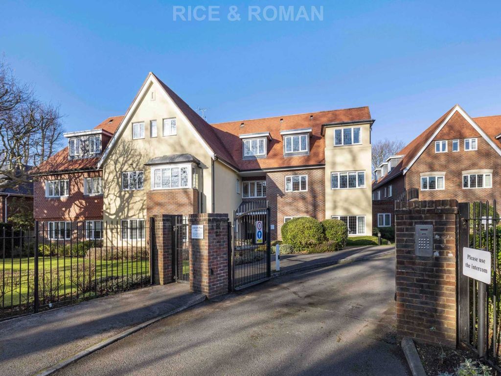 2 bed flat for sale in Ashcroft Place, Leatherhead KT22, £325,000
