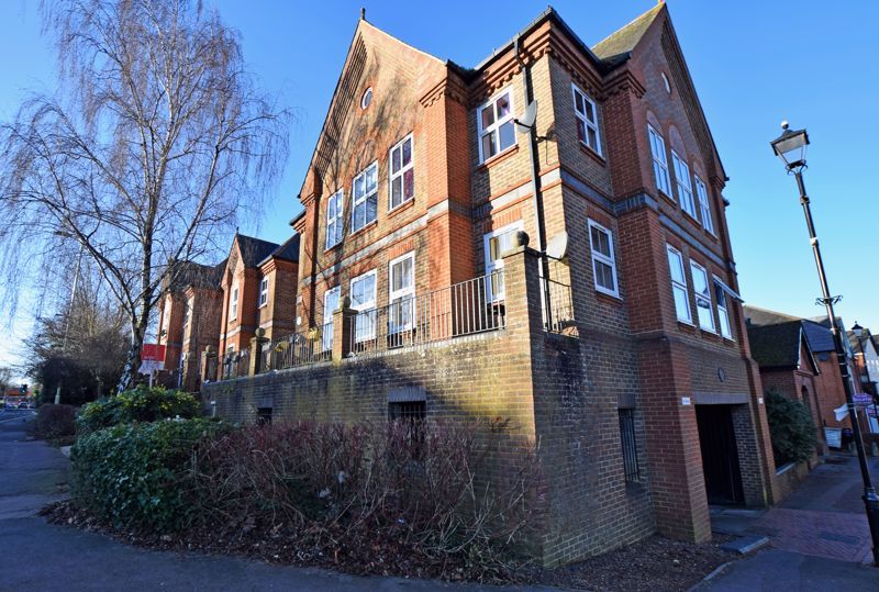 2 bed flat for sale in Draymans Way, Alton GU34, £225,000