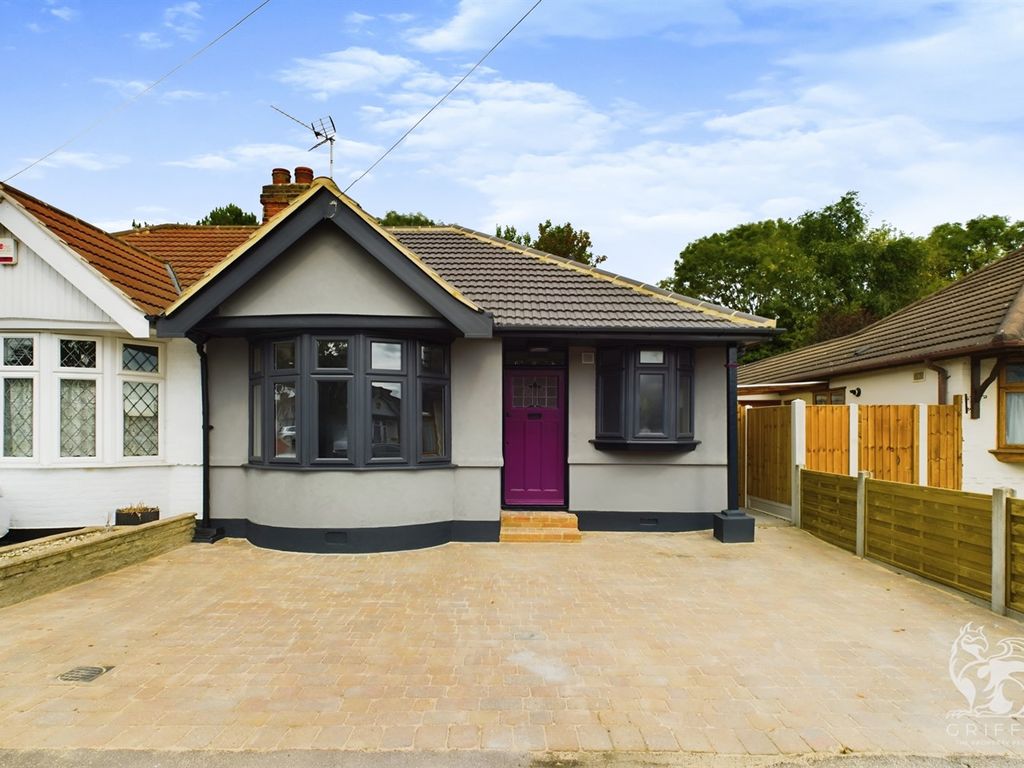 2 bed bungalow for sale in Howard Road, Upminster RM14, £550,000
