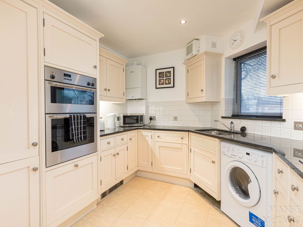2 bed flat for sale in Turners Hill Road, Pound Hill RH10, £280,000