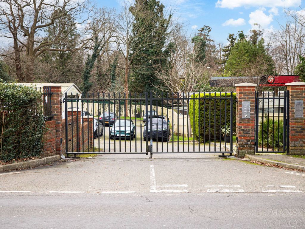 2 bed flat for sale in Turners Hill Road, Pound Hill RH10, £280,000