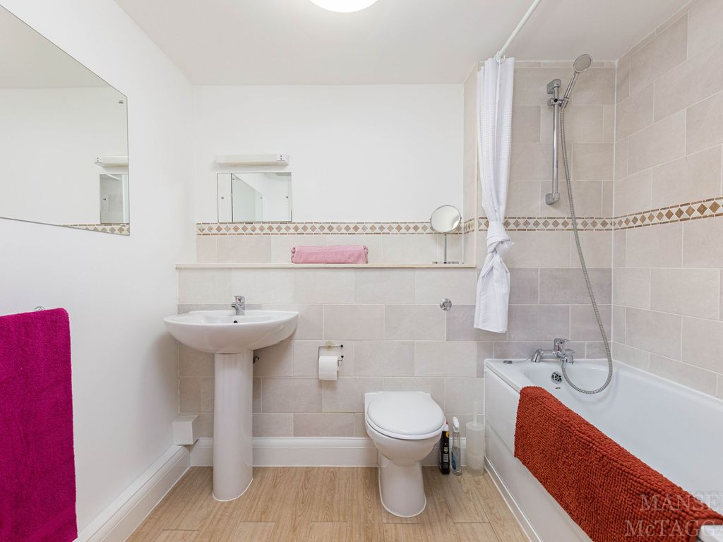 2 bed flat for sale in Turners Hill Road, Pound Hill RH10, £280,000