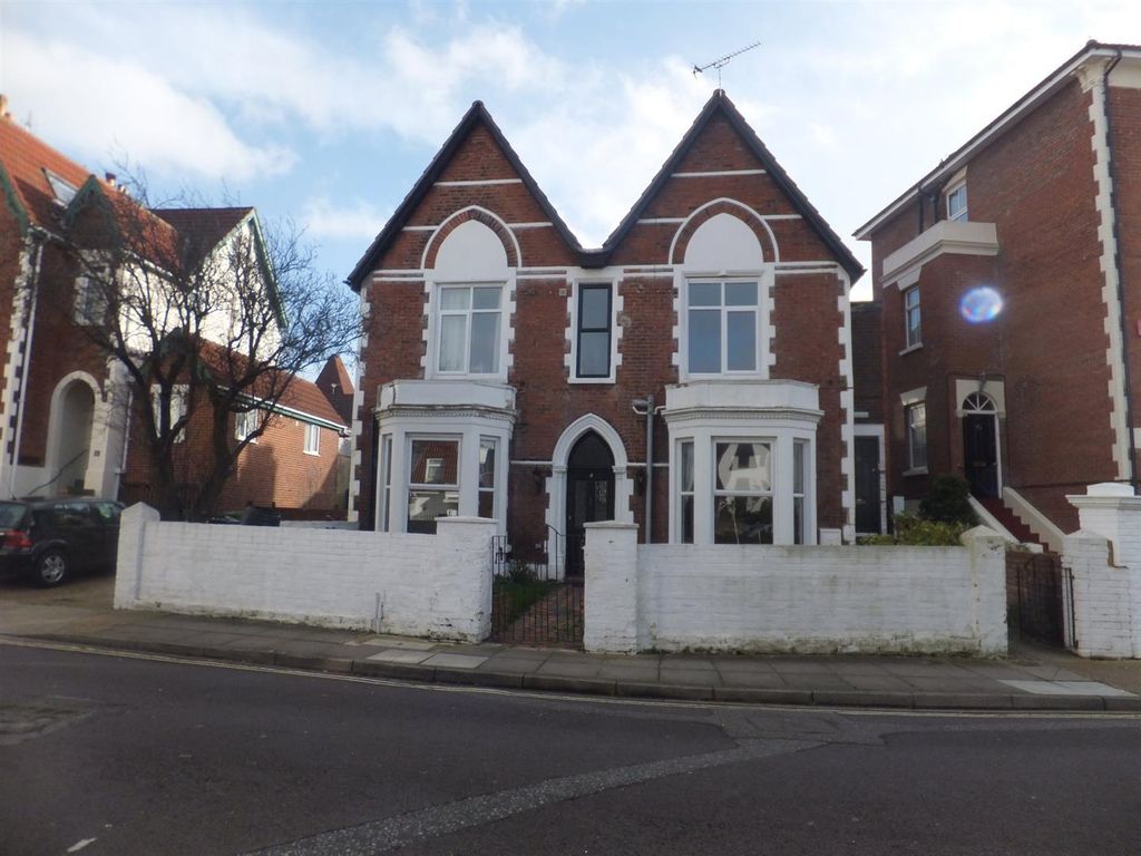 2 bed flat to rent in Kenilworth Road, Southsea PO5, £1,100 pcm