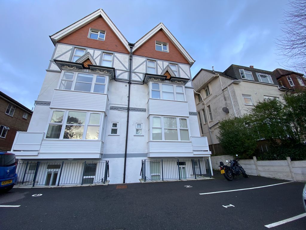 Studio to rent in Christchurch Road, Bournemouth BH1, £795 pcm