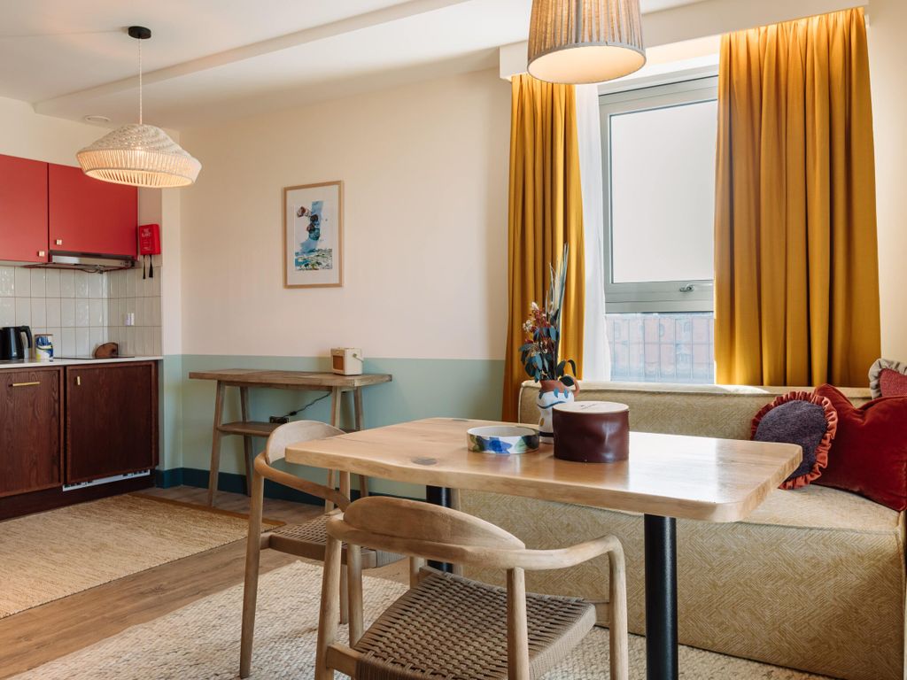 1 bed flat to rent in Queen Street, Belfast BT1, £4,500 pcm