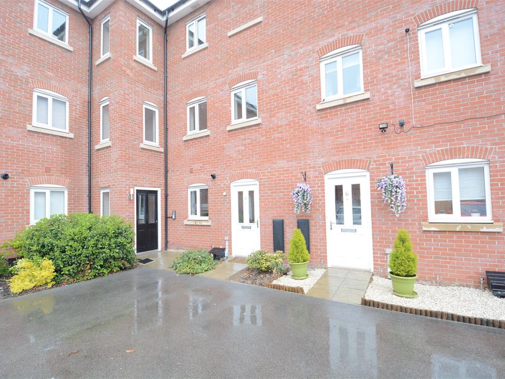 2 bed flat to rent in Holme Place, Elston Avenue, Selby YO8, £750 pcm