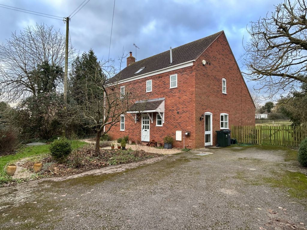 4 bed detached house for sale in Corse Lawn, Gloucester GL19, £650,000
