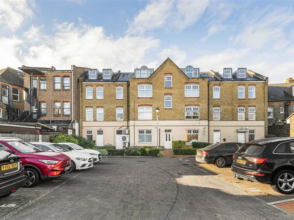 2 bed flat for sale in Buttery Mews, London N14, £440,000