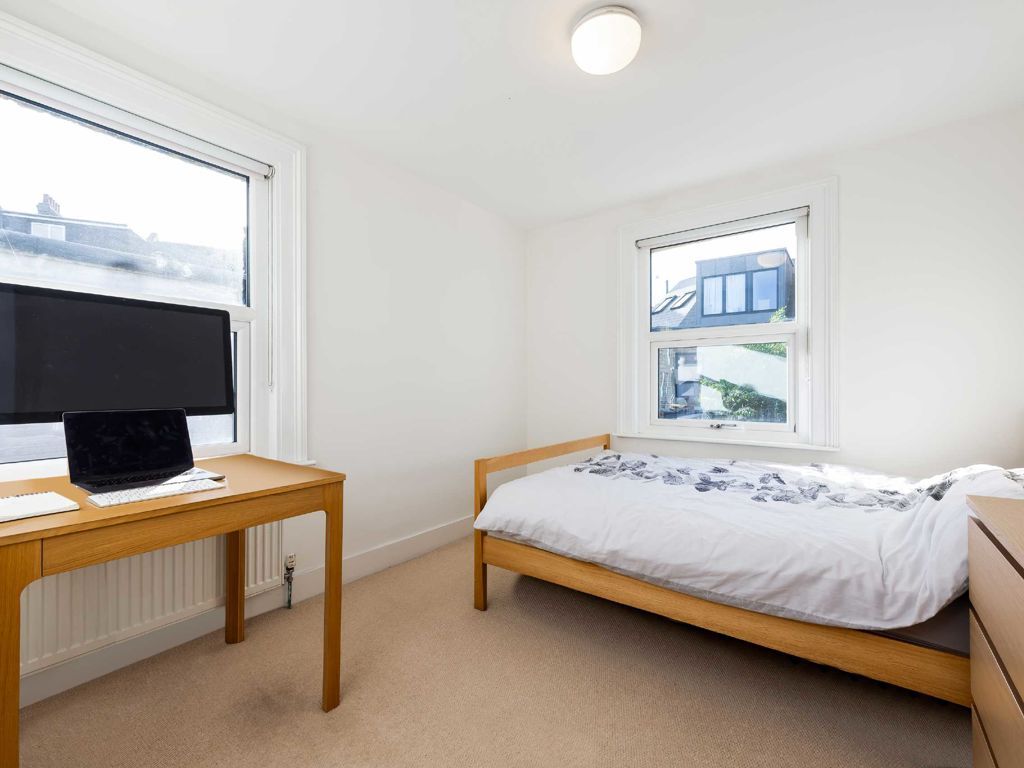 2 bed flat for sale in Ravensworth Road, London NW10, £499,999