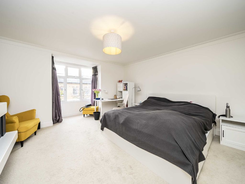 2 bed flat for sale in The Pavement, Bushy Park Road, Teddington TW11, £549,950
