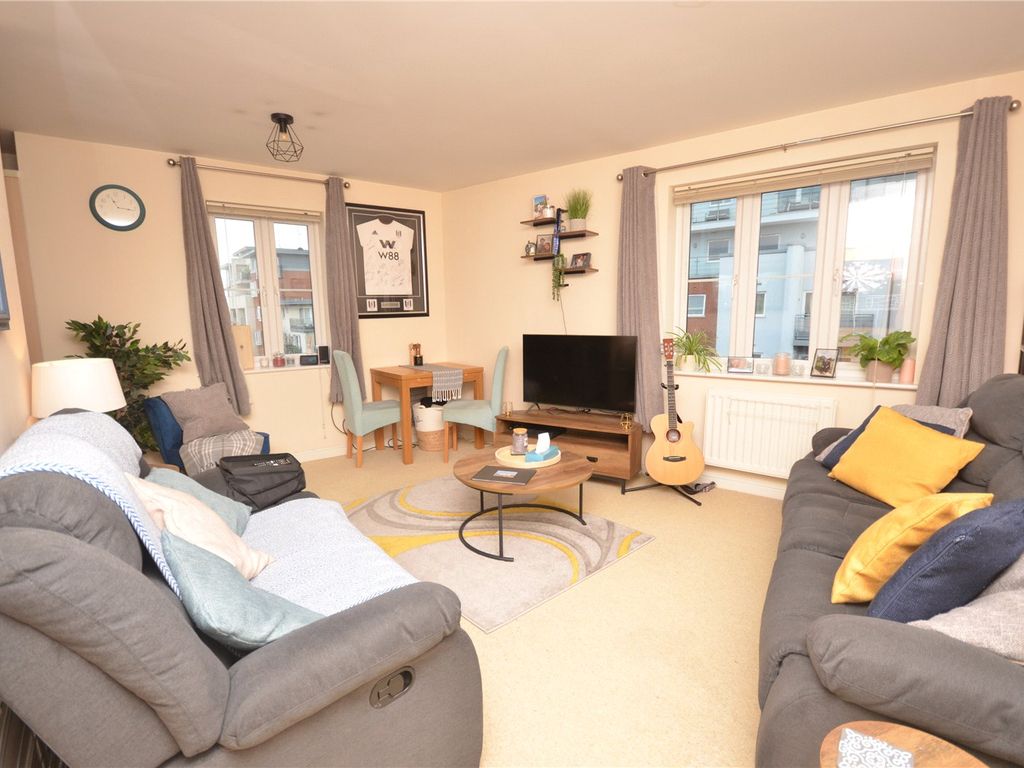 1 bed flat for sale in Coxhill Way, Aylesbury HP21, £175,000